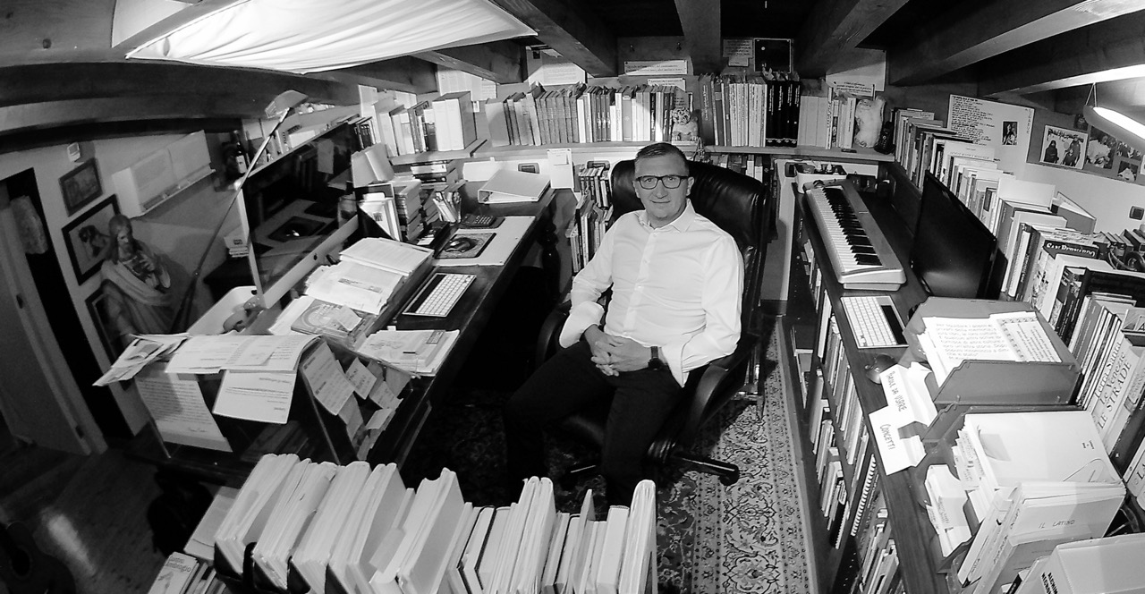 Italo Martinelli nel suo studio